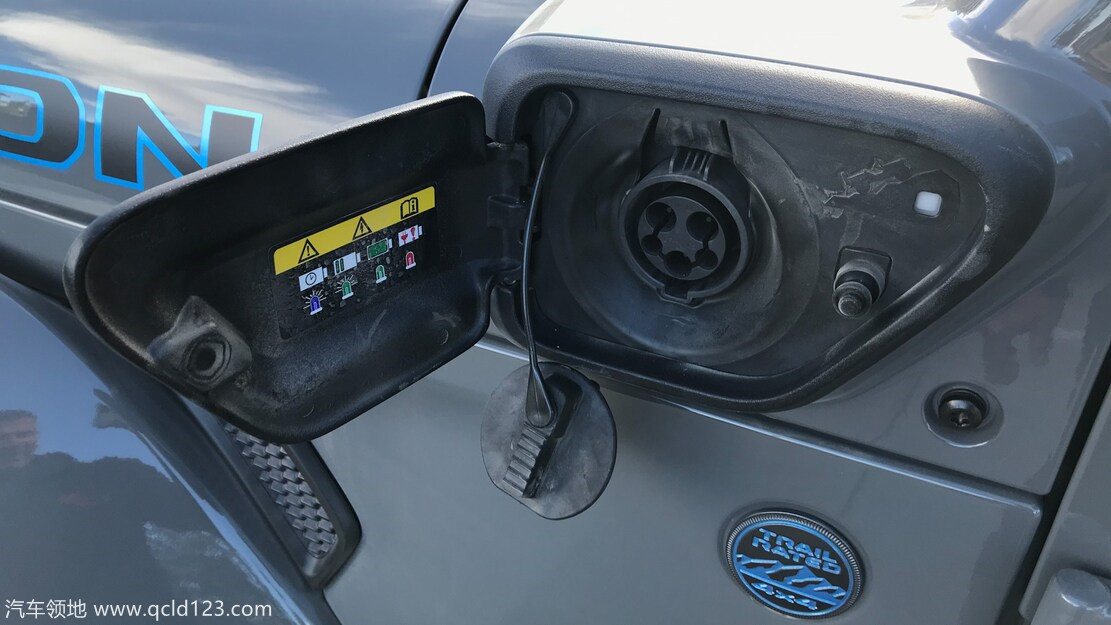 05-jeep-wrangler-rubicon-4xe-hybrid-charge-plug_副本