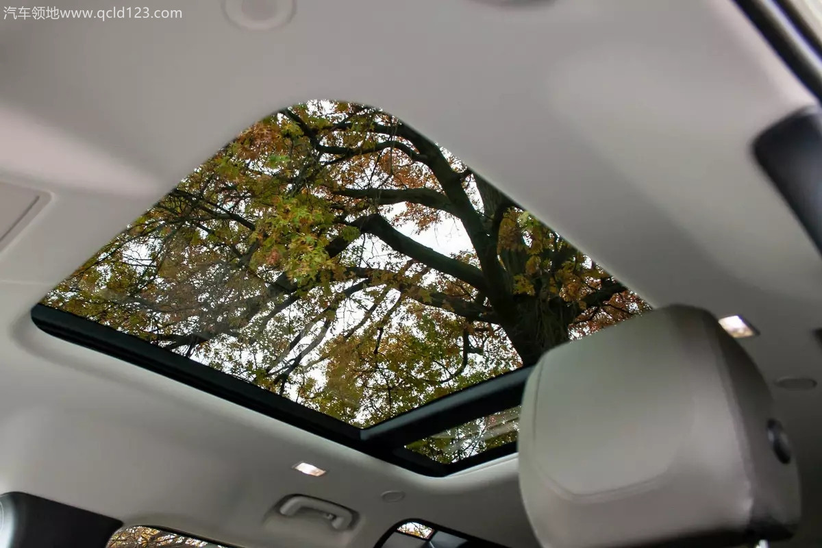 9b0c12f70d9dced5698183efd4d89da6_land-rover-defender-2020-43-interior--sunroof_副本