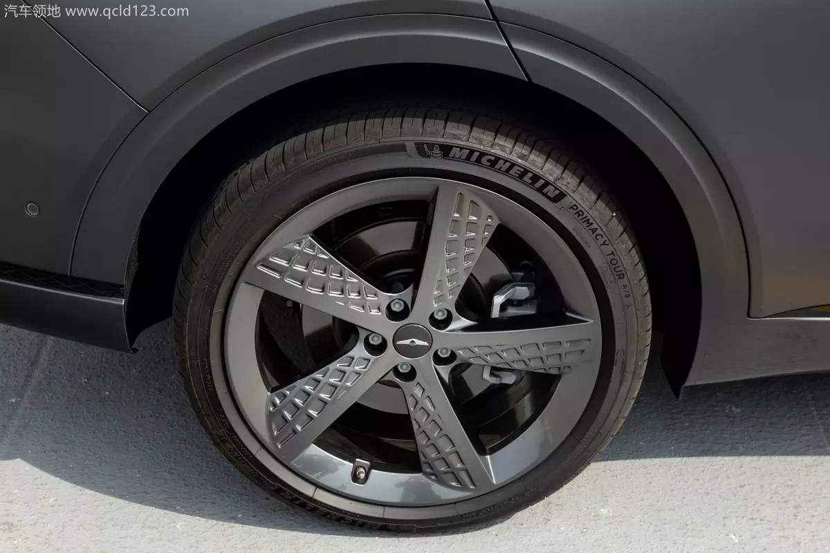 8a7a49831c55495b95f4dc97beb88a72_genesis-gv70-2022-18-exterior-grey-suv-wheel-scaled_副本