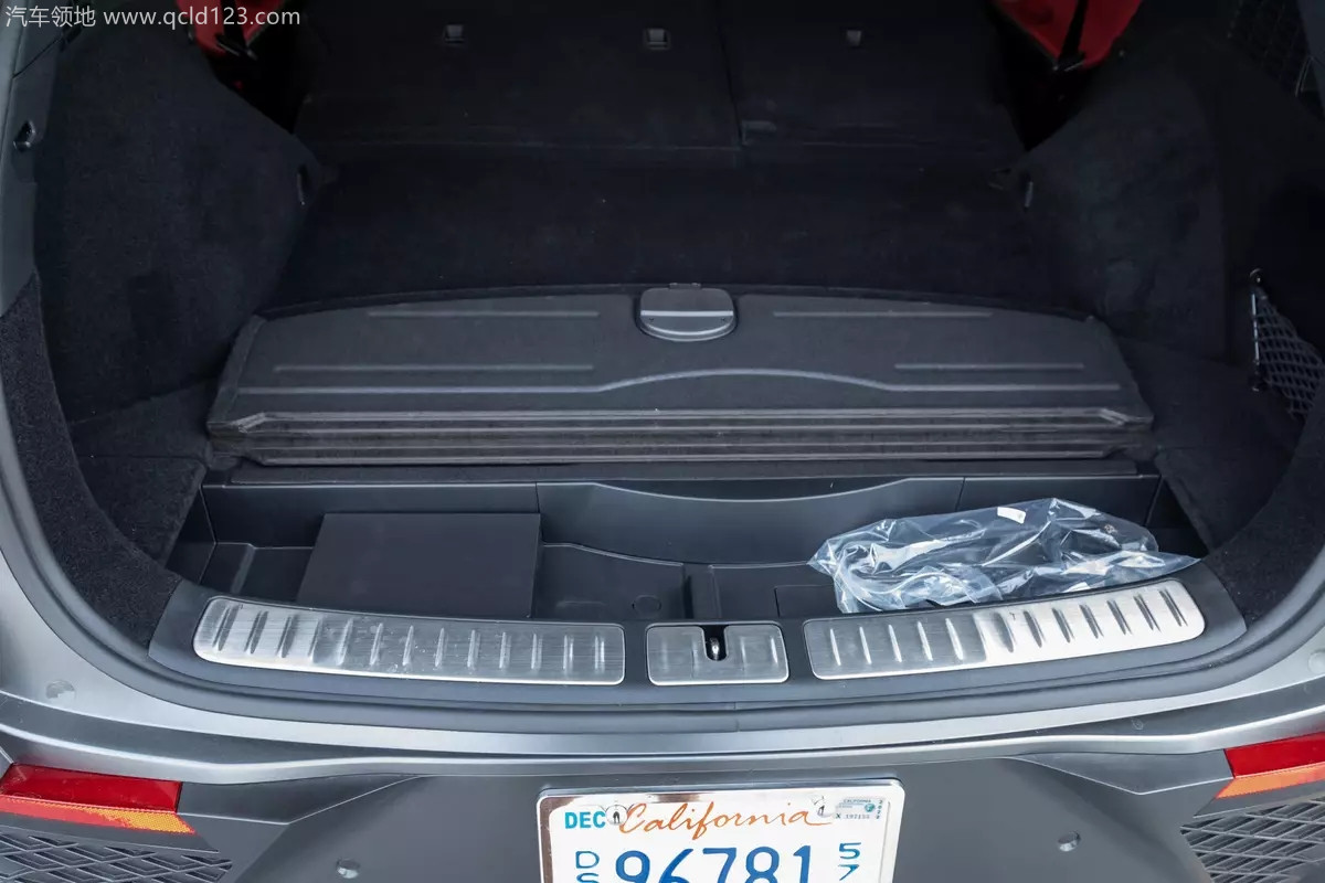 ec7e38d5c4798e310098a343fa86dc65_genesis-gv70-2022-64-cargo-interior-suv-scaled_副本