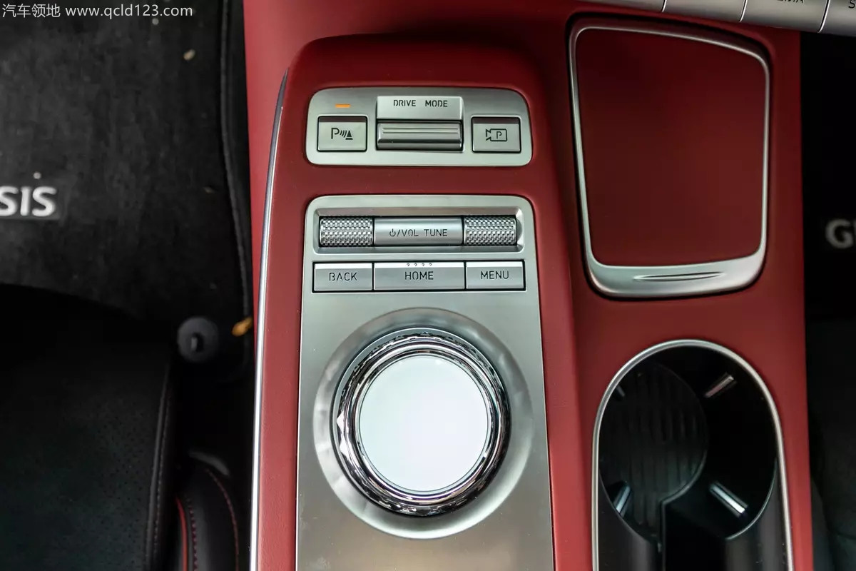 c440a40867182c2866b4b4b2ca5fd3c3_genesis-gv70-2022-43-controls-cupholders-interior-suv-scaled_副本