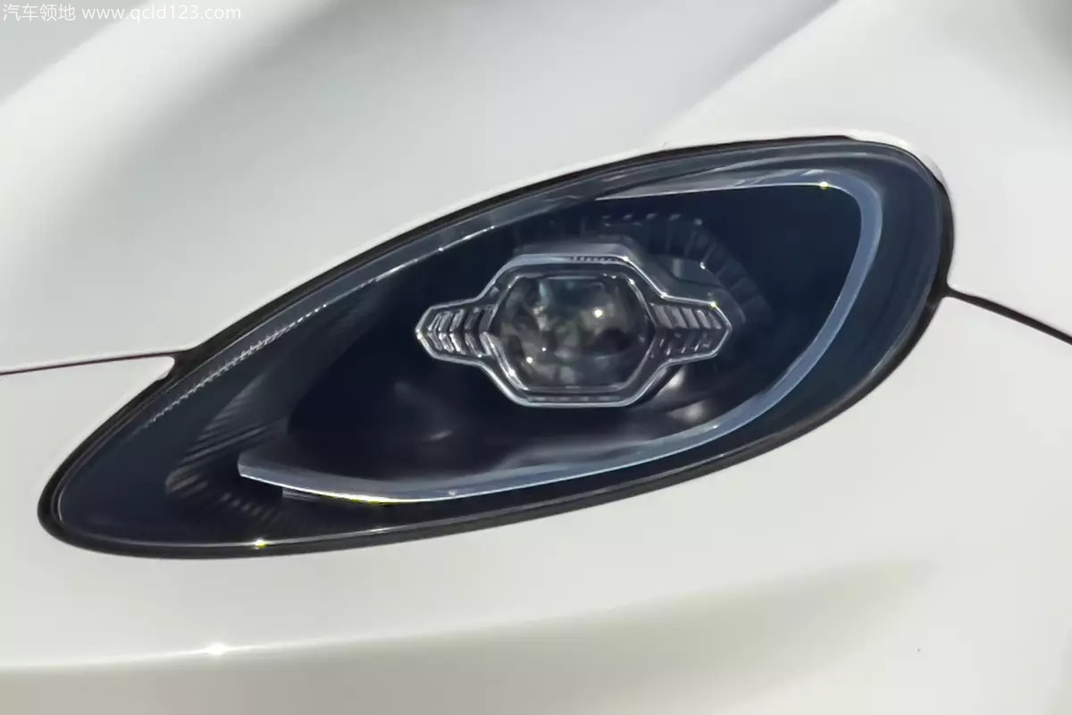 b946c6b1cea99ccca2cecd60fc7ffaae_aston-martin-dbx-2021-06-exterior-headlights-suv-white-scaled_副本