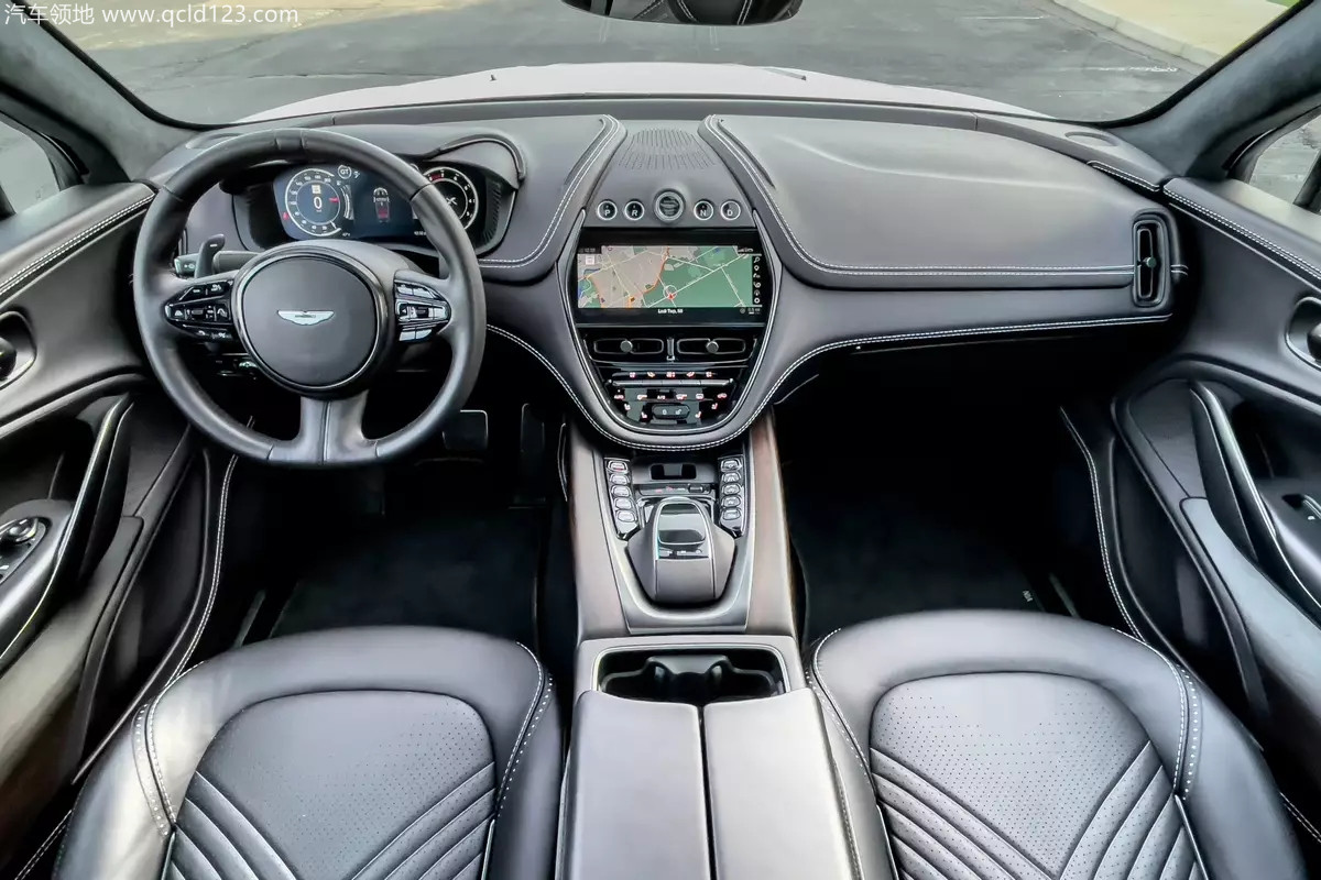 8cf0fc1ba2598caa31fbafd224397616_aston-martin-dbx-2021-16-interior-dashboard-front-row-infotainment-system-steering-wheel-suv-scaled_副本