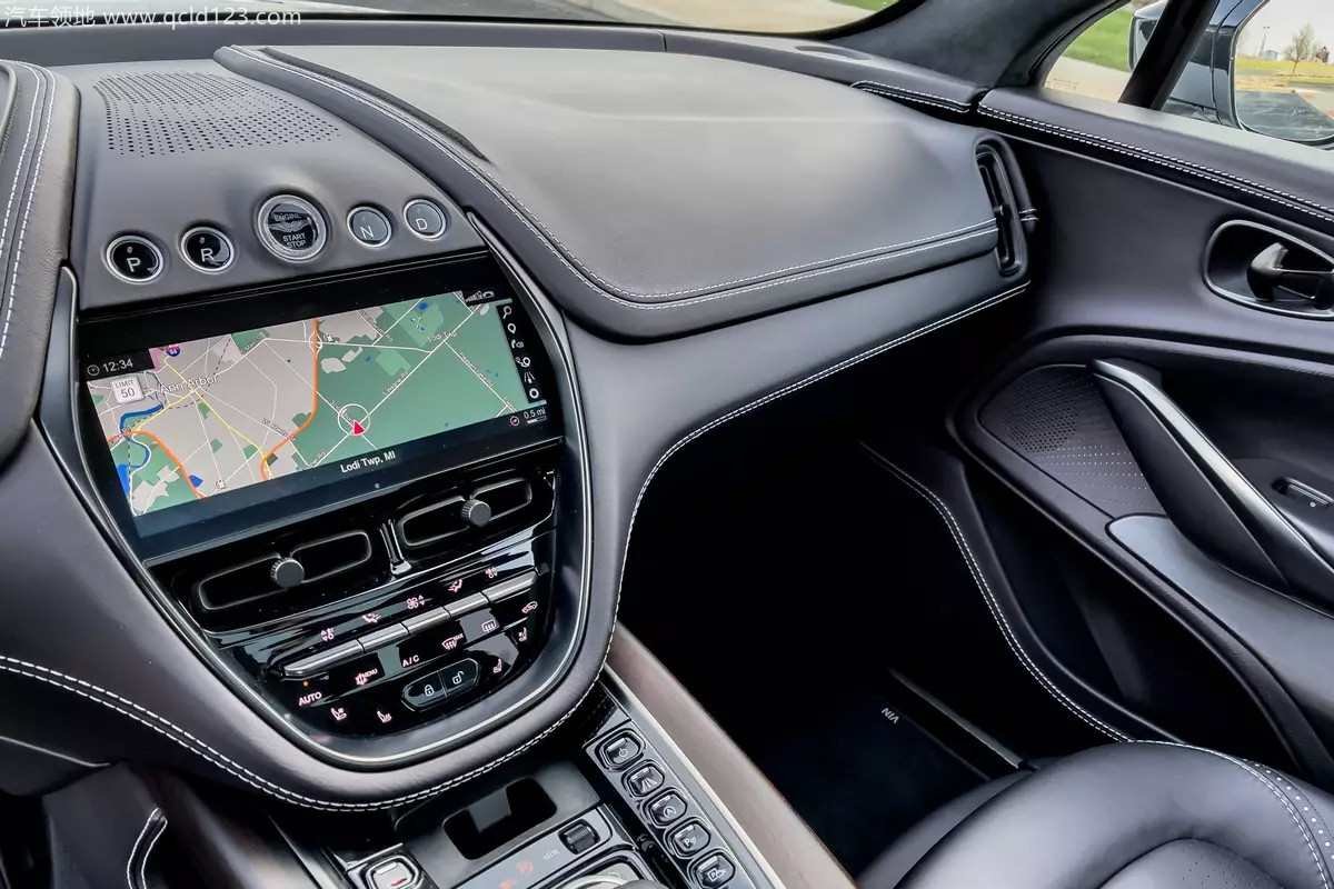 ed18c6345a506d0027f2ca4b3106cb70_aston-martin-dbx-2021-29-interior-dashboard-gps-infotainment-system-suv-scaled_副本