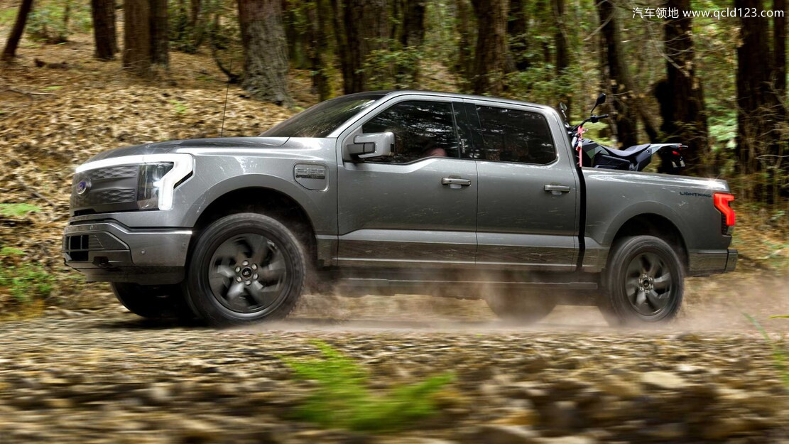 2022-Ford-F-150-Lightning-electric-pickup-truck-driving-off-road_副本.jpg