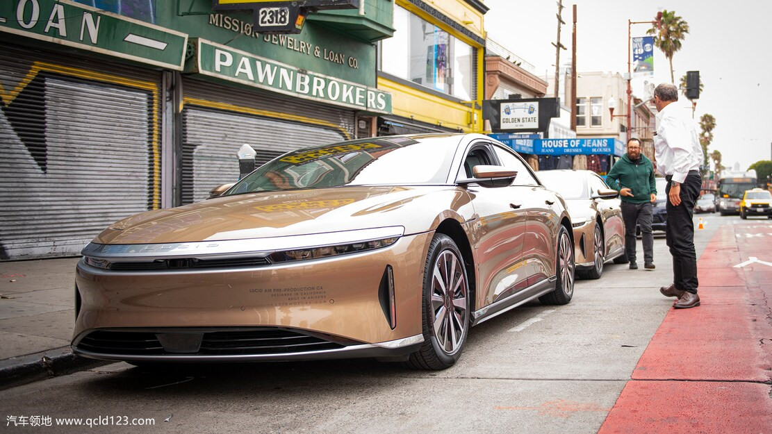 2022-Lucid-Air-Dream-Edition-R-Parked-on-Street-With-Jonny-Lieberman-and-Lucid-CEO-Peter-Rawlinson_副本.jpg